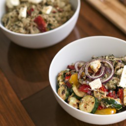 

This delicious and gluten-free roasted veggie salad with quinoa, red onions, yellow bell peppers and feta cheese is a perfect lunch option!