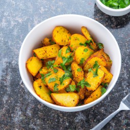 

A vegan, gluten-free and allergen-free side dish of boiled potatoes and onions spiced with herbs and spices - a delicious combination!