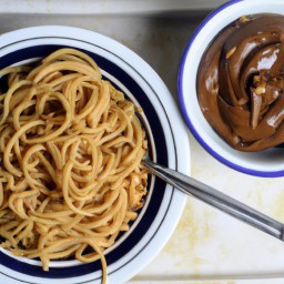 

This delicious eggs-free and lactose-free peanutty sesame noodles is an Asian stir-fry made with linguine pasta, perfect for a nutritious lunch.