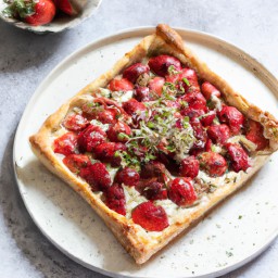 

This deliciously creamy strawberry sweet and sour tart is an ideal nut-free, soy-free snack or dessert for any dinner party – made of puff pastry, feta cheese, sour cream and strawberries.