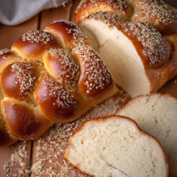 

Challah bread is a delicious, nut-free and lactose-free Arabic bread made from all-purpose flour, vegetable oil and eggs. Perfect for baking!