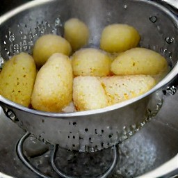 the potatoes are drained of water.