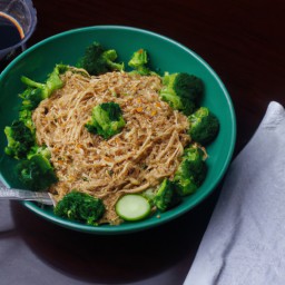 
Deliciously spicy noodles with lactose-free peanut sauce, made of soy sauce, pasta, broccolis and cucumbers - a perfect Thai dinner!