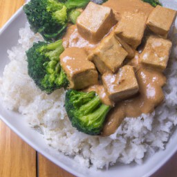 
Tofu and broccoli with peanut sauce is a delicious, lactose-free, gluten-free, vegan and eggs-free Asian lunch of savory peanut butter, garlic, tofu onions and peanuts over white rice.