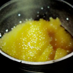 the output is a pulpy mixture of crushed peaches and lemons.