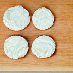 there an equal amount of cream cheese on each cracker, and it spread out evenly.