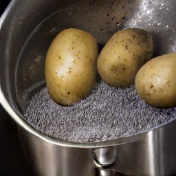 clean potatoes.