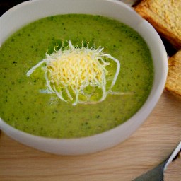 a dish that is served with garlic bread.