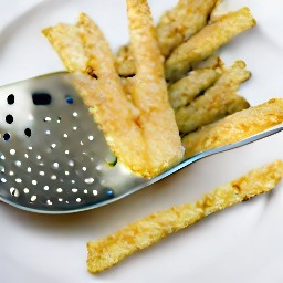 the zucchini is transferred to the kitchen paper, removing excess oil.