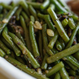 

Crunchy green beans with garlic and almonds make a delicious vegan, gluten-free, eggs-free and lactose-free side dish that's perfect for light and healthy recipes.
