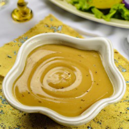 

Honey mustard dressing is a delicious and creamy no-cook sauce made with mayonnaise, free from soy, gluten, nuts and lactose.