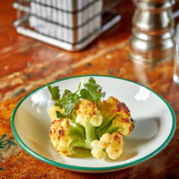 

Roasted cauliflower is a delicious vegan, gluten-free side dish made of cauliflower, olive oil and pine nuts. Perfect for light recipes!