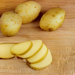 the russet potatoes are cut into 1/4-inch thin slices.
