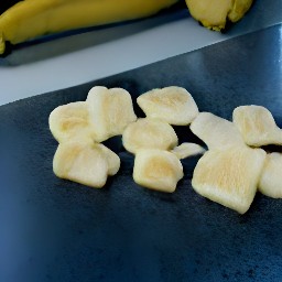 cut bananas in chunks.