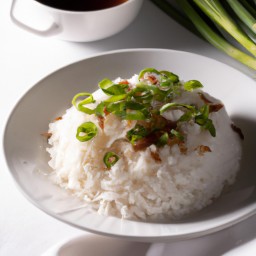 

Jasmine rice with caramelized green onions is a deliciously vegan, lactose-free, gluten-free and eggs-free Asian side dish that combines nutty cashew nuts with fragrant jasmine rice.