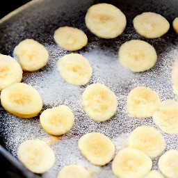 a pan of sugared bananas that have been cooked for 3 minutes.