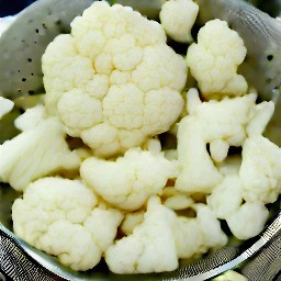 the cauliflower is drained in a colander.