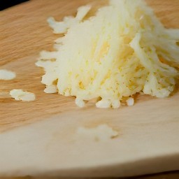 the garlic is shredded into small pieces.
