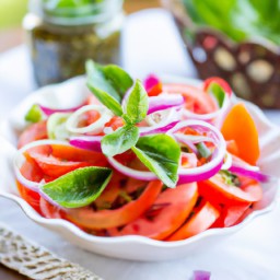 

This delicious vegan, gluten-free Italian side salad made of tomatoes, sweet onions and olive oil is a healthy and flavorful addition to any meal.