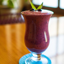 

A refreshing and delicious blueberry smoothie made with frozen blueberries, vanilla yogurt, bananas and blueberry juice - free of eggs, nuts and soy.