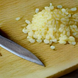 garlic that has been peeled and minced.