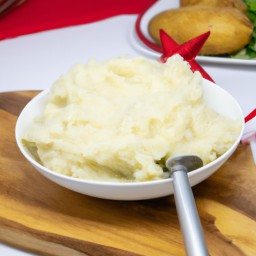 
Mashed potatoes are a delicious, creamy side dish made with butter and cream that is free of soy, eggs, gluten and nuts.