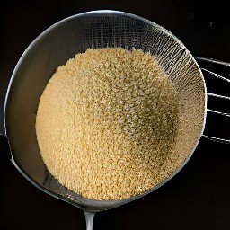 the bulgur put in a sieve and shaken.