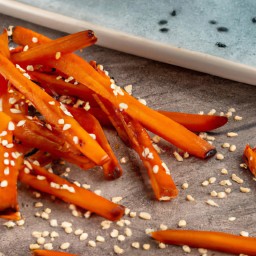 
A delicious gluten-free, egg-free, nut-free and soy-free side dish of glazed carrots with maple syrup and sesame seeds; made with butter for extra flavour.