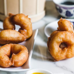 

Chinese donuts are a delicious, eggs-free, nuts-free and soy-free snacks made with biscuits, granulated sugar and olive oil.