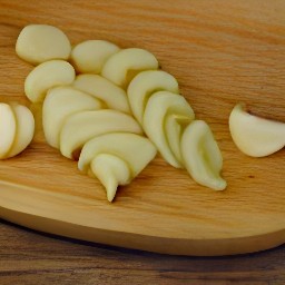 garlic that has been peeled and sliced.