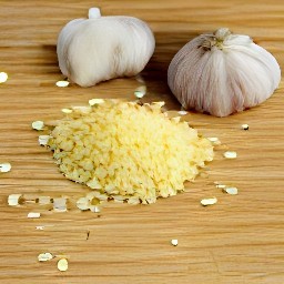 garlic that has been peeled and minced.