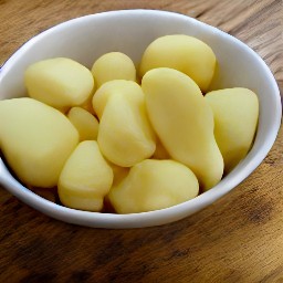 the potatoes are peeled and placed in a bowl to chill in the refrigerator for 60 minutes.