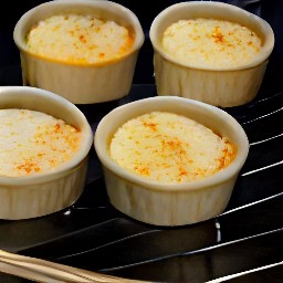 the roasting tin is placed in the oven and baked for 8 minutes.