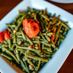
A flavorful vegan side dish of sautéed green beans with tomato and garlic, free from gluten, eggs, nuts and soy.