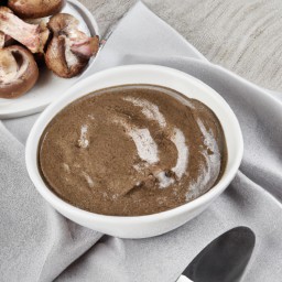 
Mushroom gravy is a vegan, gluten-free, eggs-free, nuts-free and lactose free sauce made with onions, carrots and vegetable broth.