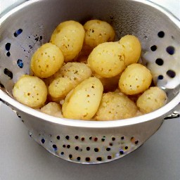 the potatoes are drained of water.
