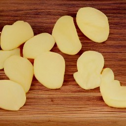 the peeled potatoes are cut into slices.