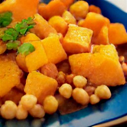 the sweet potato stew is transferred to a serving plate.
