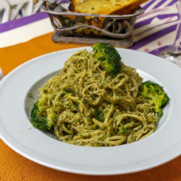 

Delicious and nutritious Italian-style pesto pasta with tofu, cashew nuts, spinach and onions - perfect for a lactose-free, eggs-free European lunch!