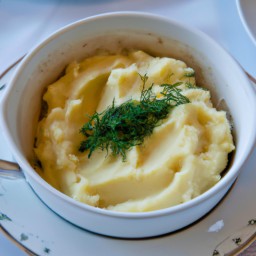 

A delicious, gluten-free side dish of creamy mashed red potatoes with onions and dill, perfect for any appetizer or vegetable side.