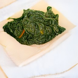 the spinach is drained on a clean towel.