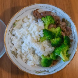 

This delicious vegan, nuts-free, gluten-free and lactose-free dinner or lunch is a scrumptious combination of Beyond Beef with brown sugar, white rice and broccolis.