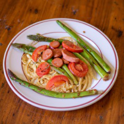 

This vegan, nuts-free, lactose-free and eggs-free Italian lunch is full of flavor from the lemon and garlic with Beyond Sausage. Enjoy the deliciousness of this pasta dish made with olive oil and vegetables!