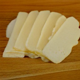 the halloumi cheese is cut into 6 slices.