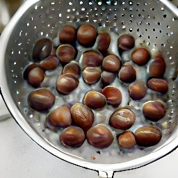 the chestnuts are drained in a colander.