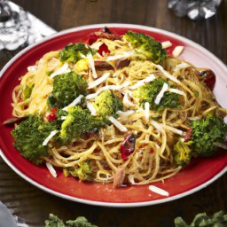 
This delicious European-Italian pasta dish is made with wholewheat spaghetti, fresh broccolis and crunchy almonds. It's a perfect meal for lunch or dinner that is also eggs-free and soy-free.
