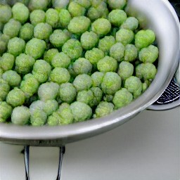 a bowl of rinsed frozen peas.