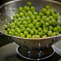 the rinsed peas are drained in a colander.