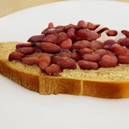 the red kidney beans mixture is divided among the sliced bread.